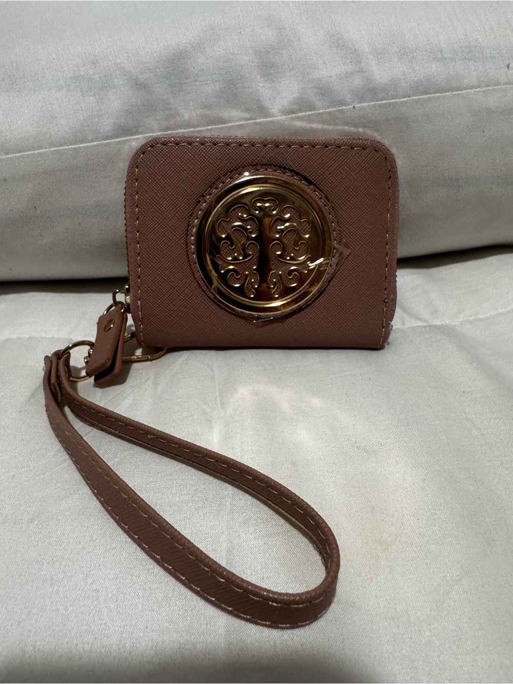 NWOT- PARK AVE- mini Wristlet wallet with Decorative rosewood whit Gold Emblem.